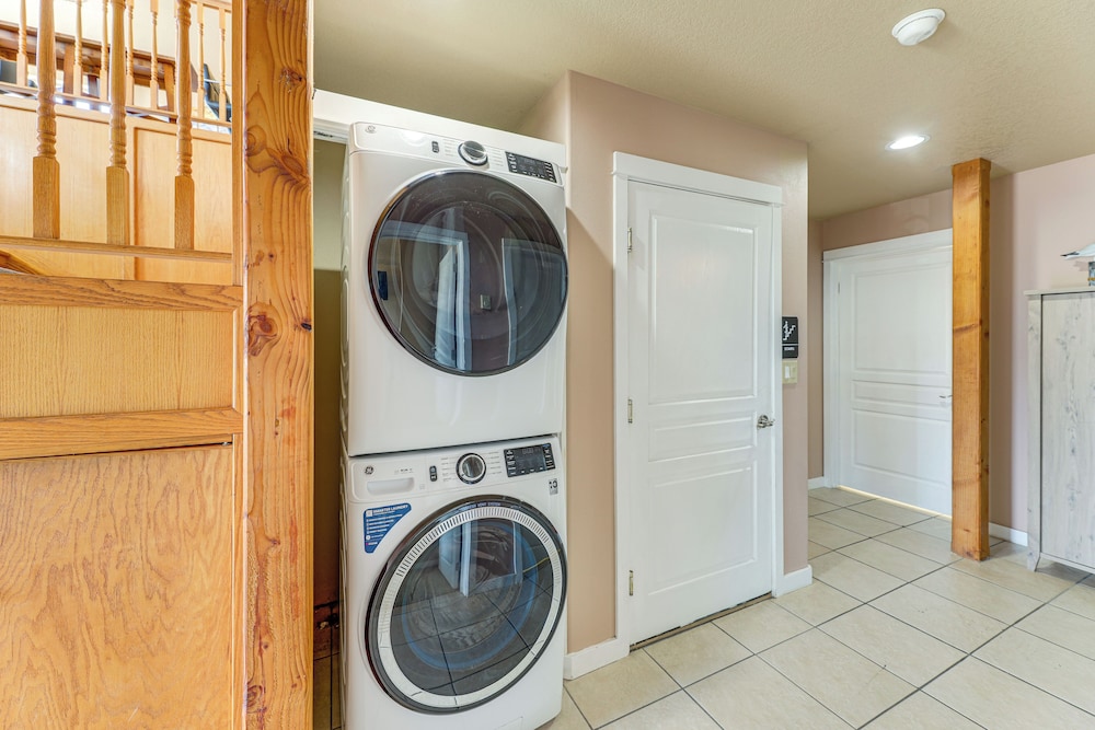 Group Friendly! Rockaway Beach Oasis w/ Game Room