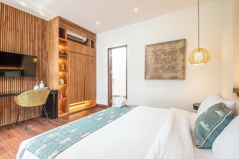 Elegant 6BR Canggu Villa Steps From the Ocean