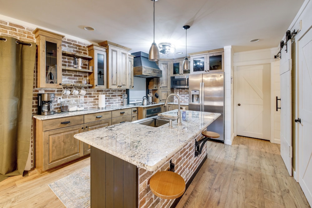 Waterfront Escape w/ Hot tub & Dock in Eatonton!