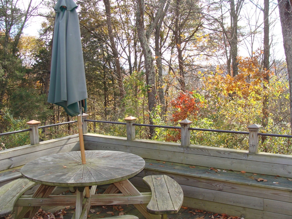 Lexington Vacations - DeHart Cabin - Property Image 6