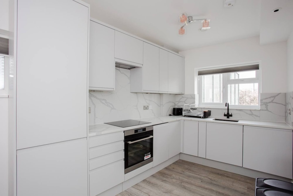 Designer 2 Bedroom Apartment in West London