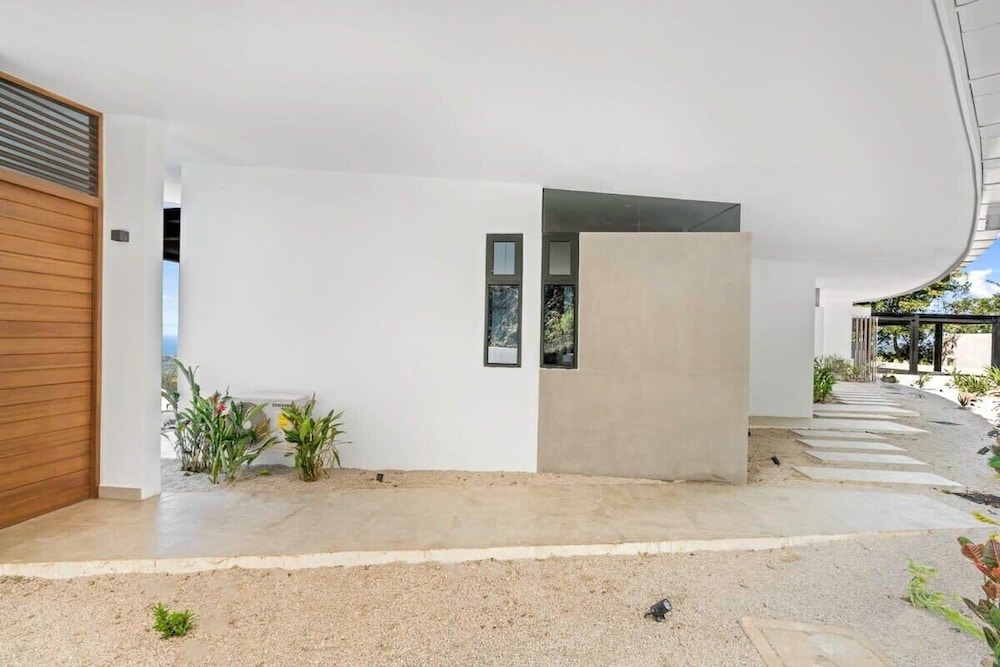Luxurious Ultramodern Property with Private Suites, Infinity Pool, and Sweeping Ocean and Mountain Views