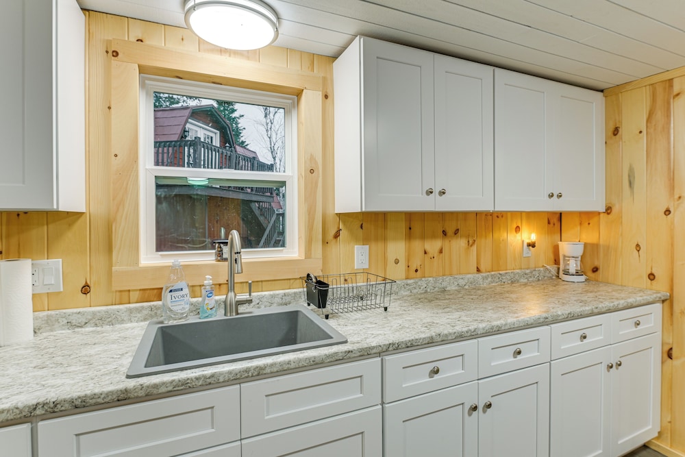 Waterfront Oasis: Family Retreat on Long Lake!