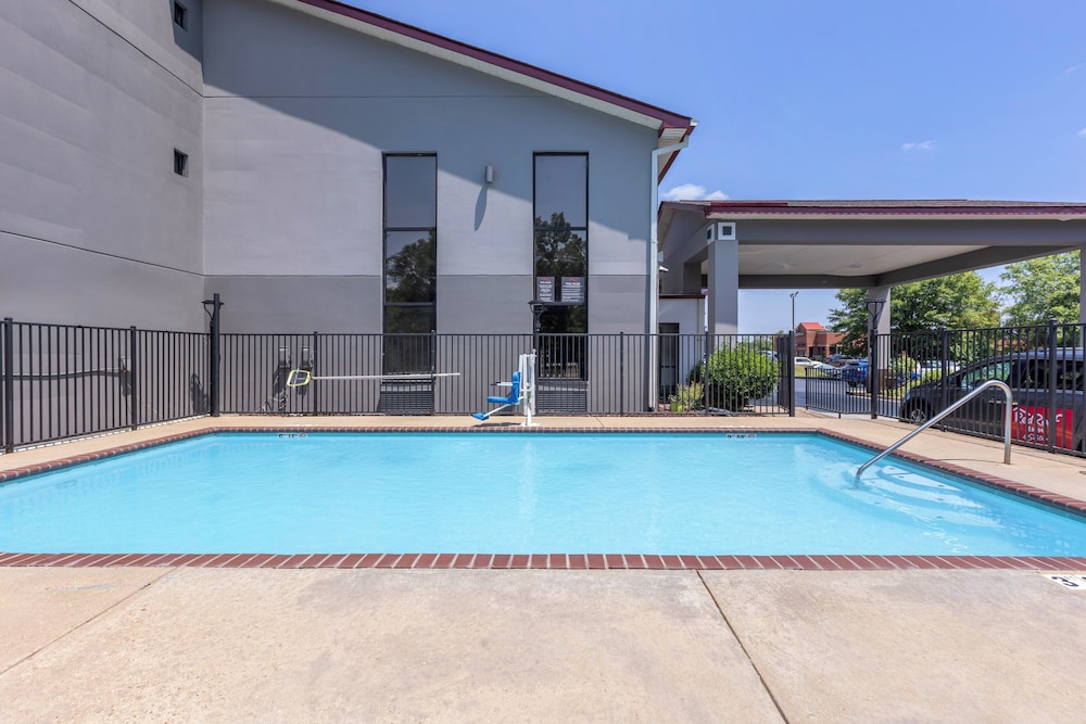 Red Roof Inn & Suites Clinton, MS