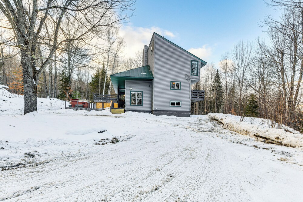 11 Mi to Sugarbush: Eclectic Ski House w/ Hot Tub!
