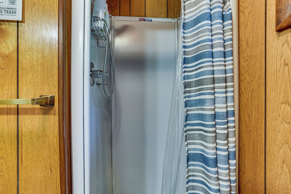 < 1 Mi to Lake: Cabin w/ Hot Tub in Greentown!