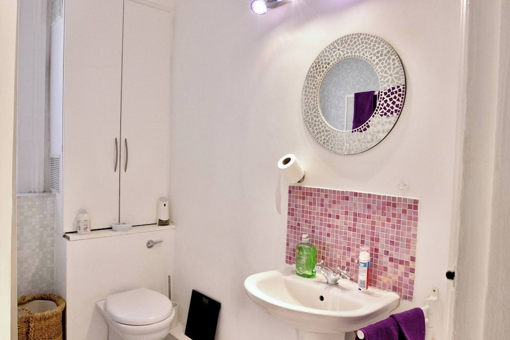 Cozy Fulham Retreat With Private Entrance & Hot Tub
