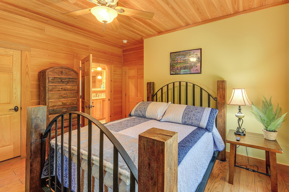 Near Boone-custom Built Cabin: 3 BR 3 BA W/hot Tub