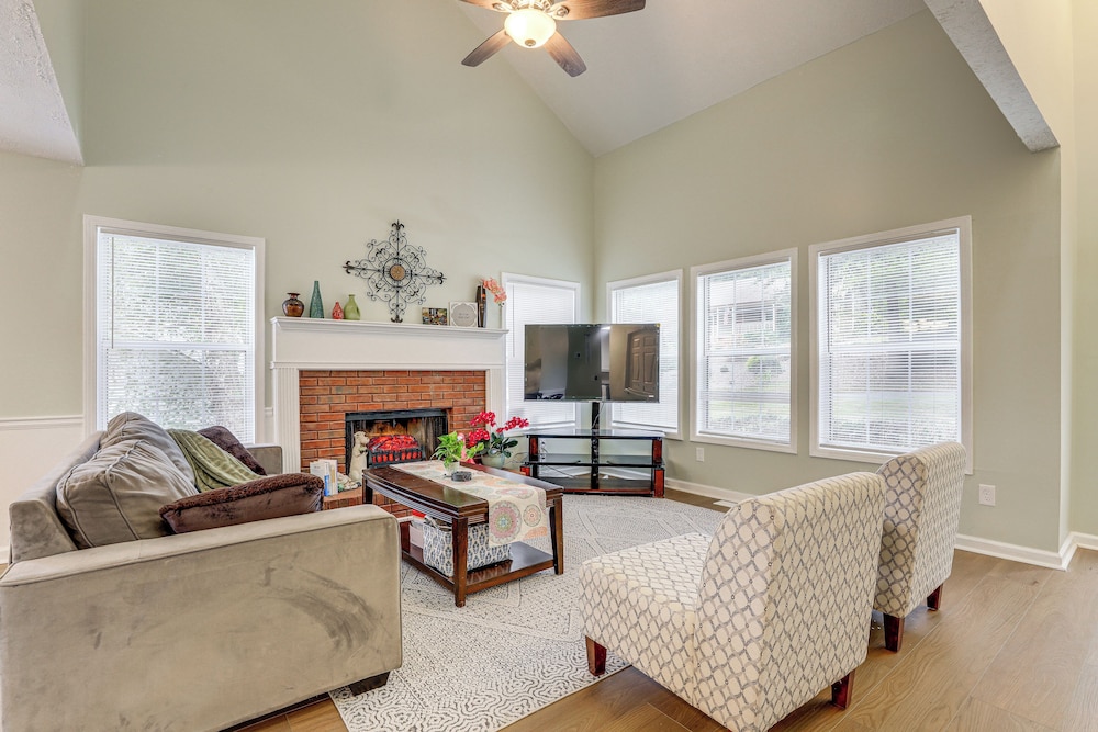 Hike, Golf, Explore: Home 10 Mi to Lake Lanier!