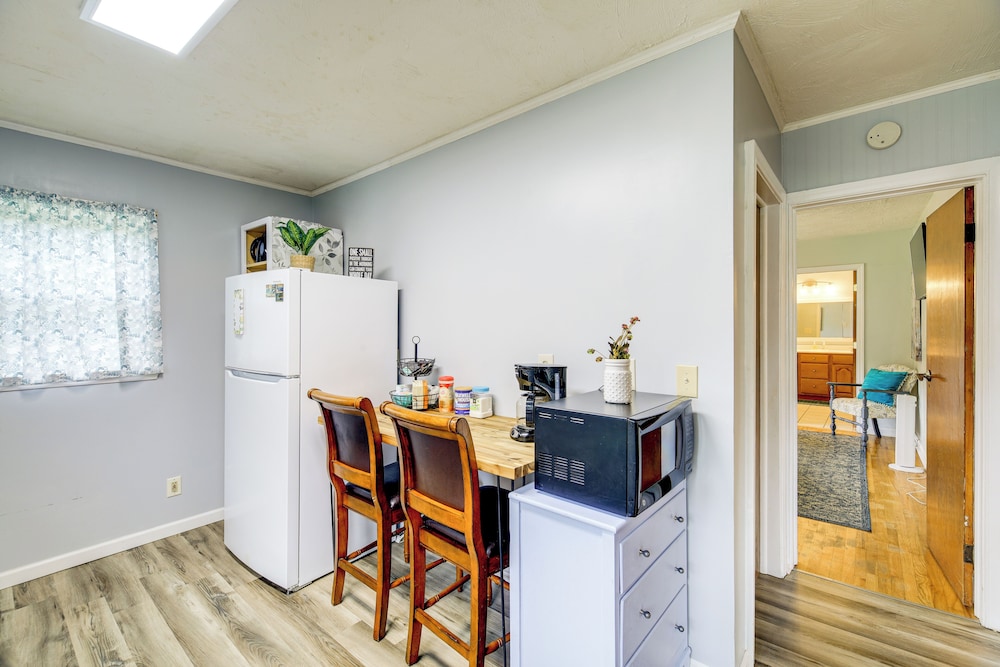Cozy Home w/ Spacious Yard: 2 Mi to Dtwn Bristol