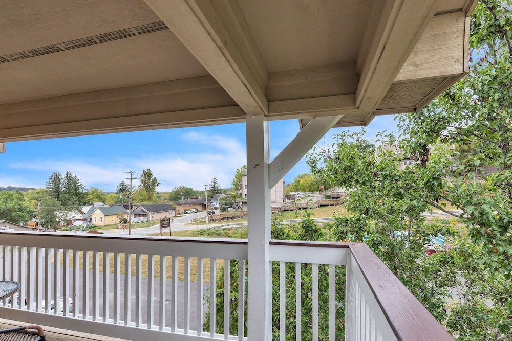 3rd Floor Front Side Corner Penthouse Suite - 304 by Grand Wood Suites