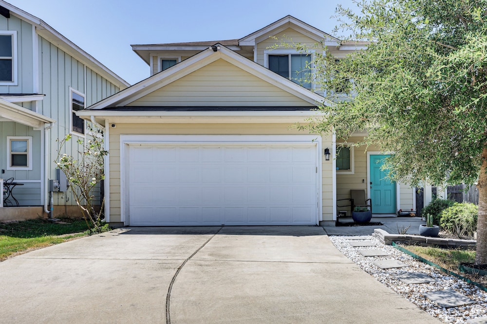 Family Home w/ Pool Access: 5 Mi to Downtown Buda!