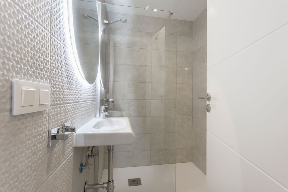 Lovely 2-bedroom Apartment in Exclusive Area of Madrid Madrazo V