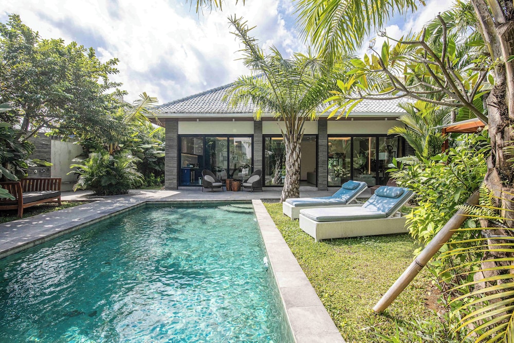 Elegant 3BR Retreat Stylish Modern Villa Seminyak
