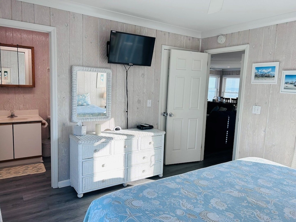 Sea It All 2 Bedroom Home by RedAwning