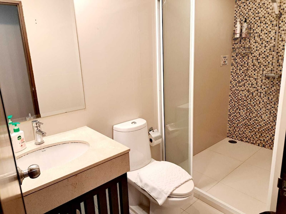 7B - 5 Bedroom Downtown Penthouse With Shared Pool