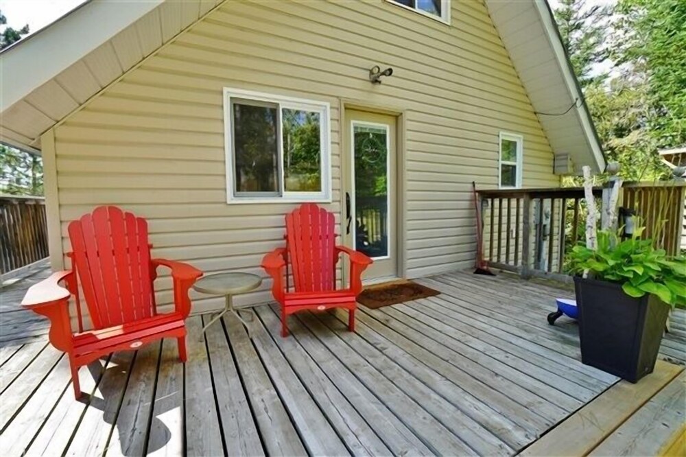490 Lake St Peter $2100/sum Wk 3 Bedroom Cottage