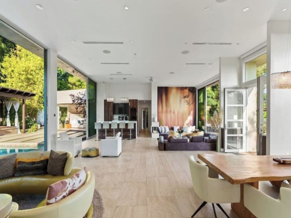 Zen Estate - Luxurious 5BR Beverly Hills Sanctuary With Pool & Canyon Views