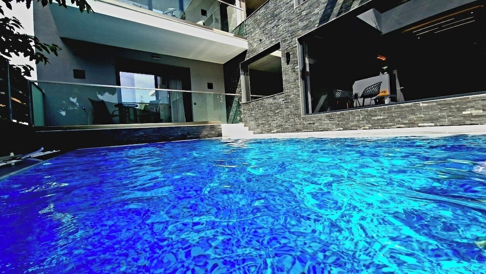 LUXSUITES