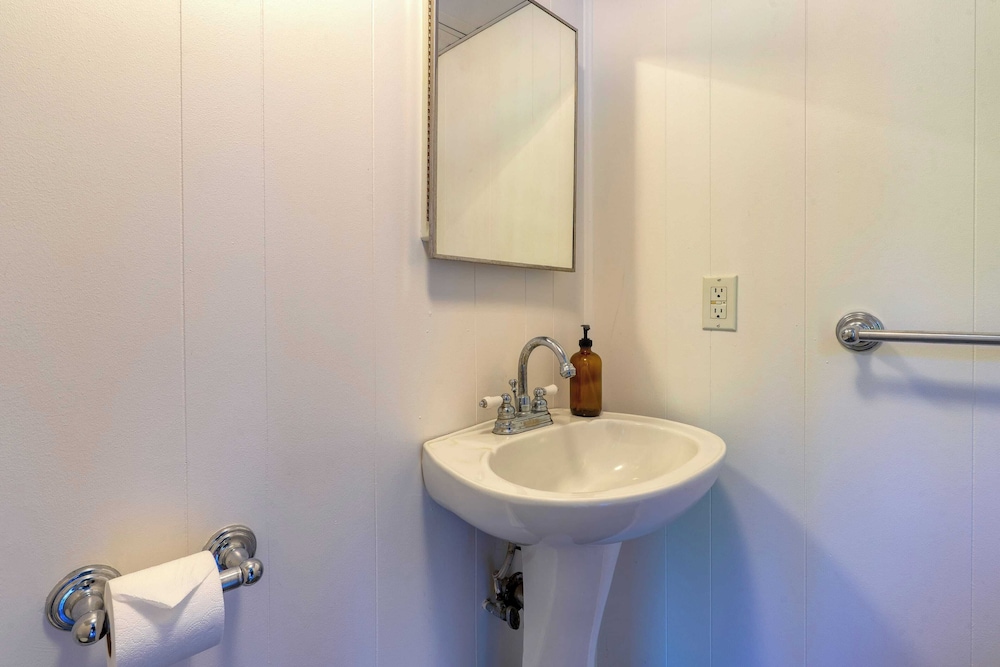 Historic Barn Retreat w/ Pool & Pond Views Longview Pond Lodge by Avantstay