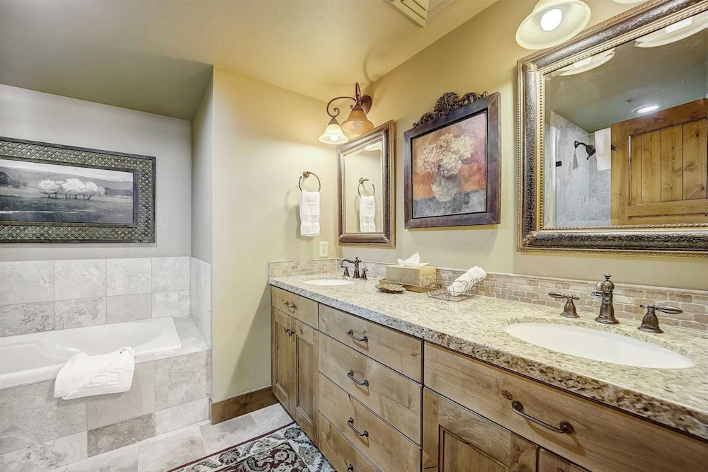 7 Condos, Ski-in/ski-out + Hot Tubs Sleeps 30 Mont Cervin by Avantstay