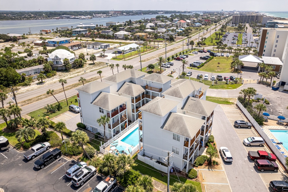 Sunset Cottage 1c 2 Bedroom Condo by RedAwning