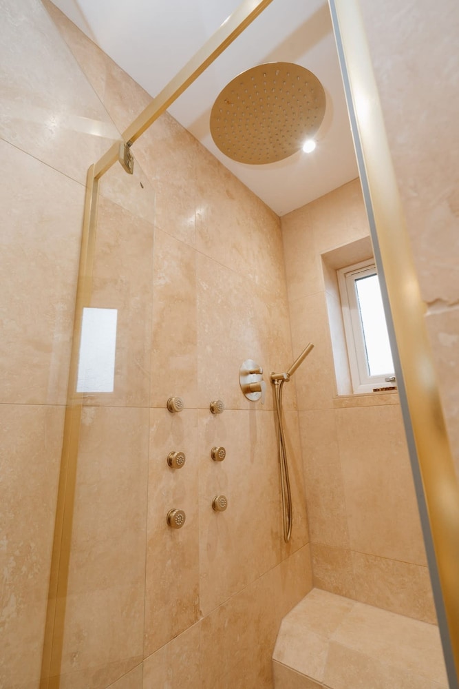 Luxury Langtoft Stud - Sleeps 10