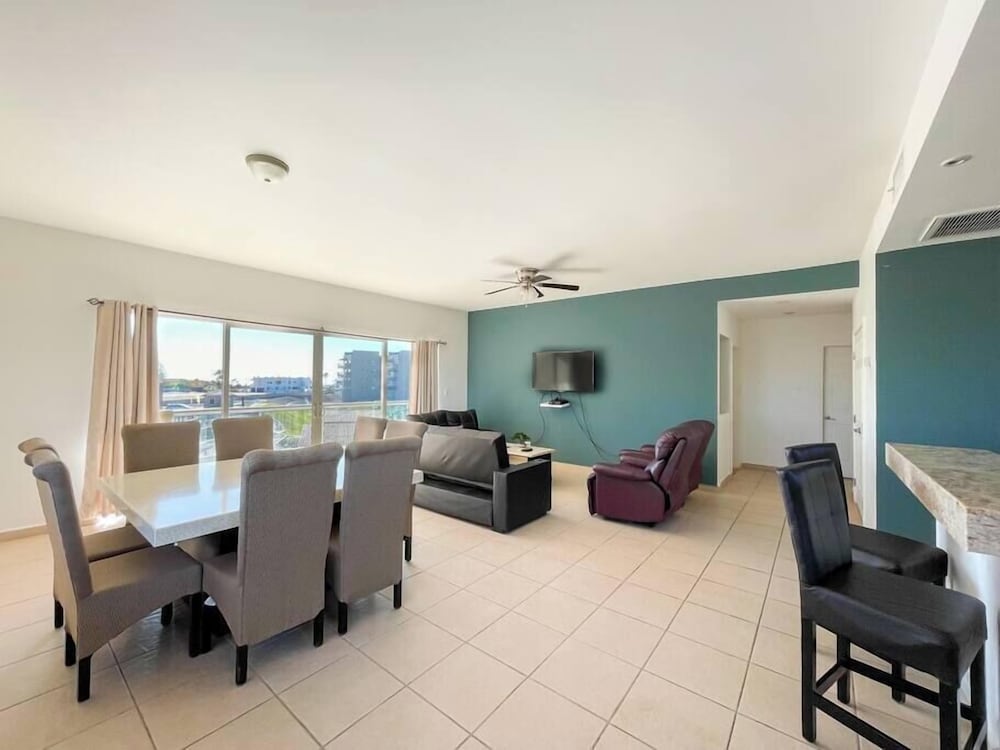 Cozy Condo With Beach Pool Access