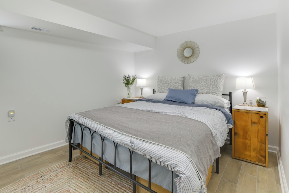 2 Mi to Logan Square: Pet-friendly Unit w/ Yard!
