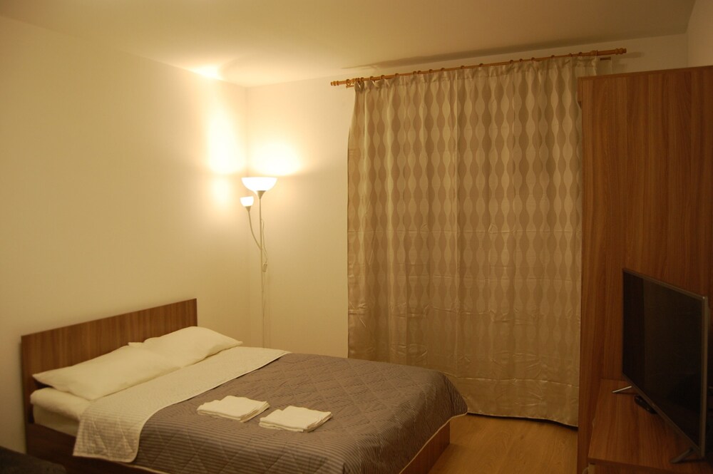 Studio Apartment City Center and Subway view 2