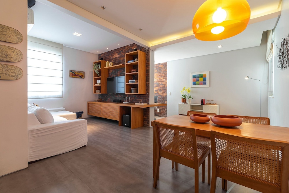 Leblon | 5 min da Praia, com workspace e perto do comércio do bairro - por Casapē Rio