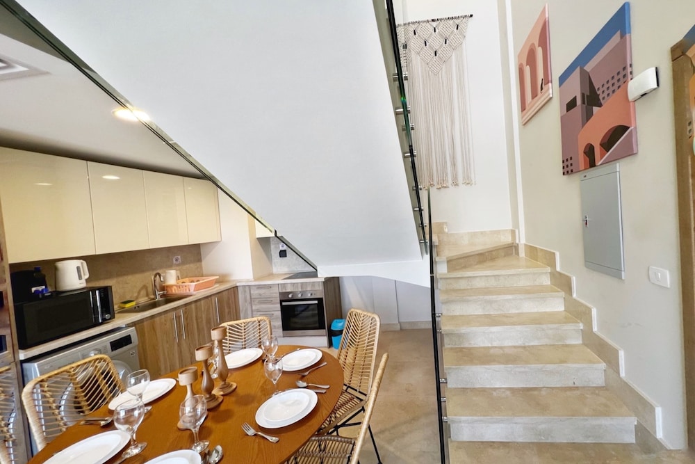 Xuru Stays I Exotic 1bdr w/ Outdoor Terrace Pool & Beach Access