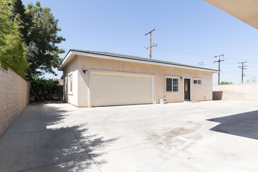 Elegant Retreat Modern Comforts Prime Location