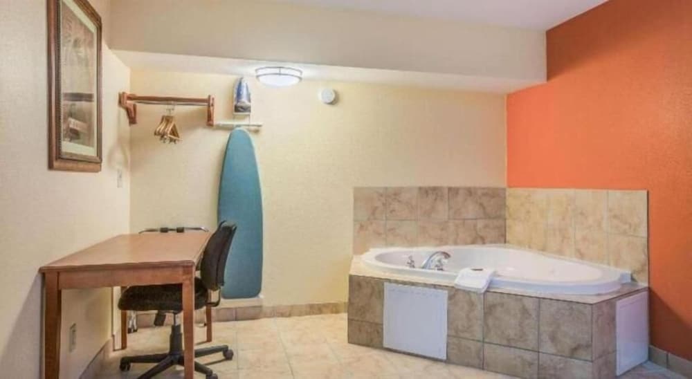 HomeTown Inn & Suites