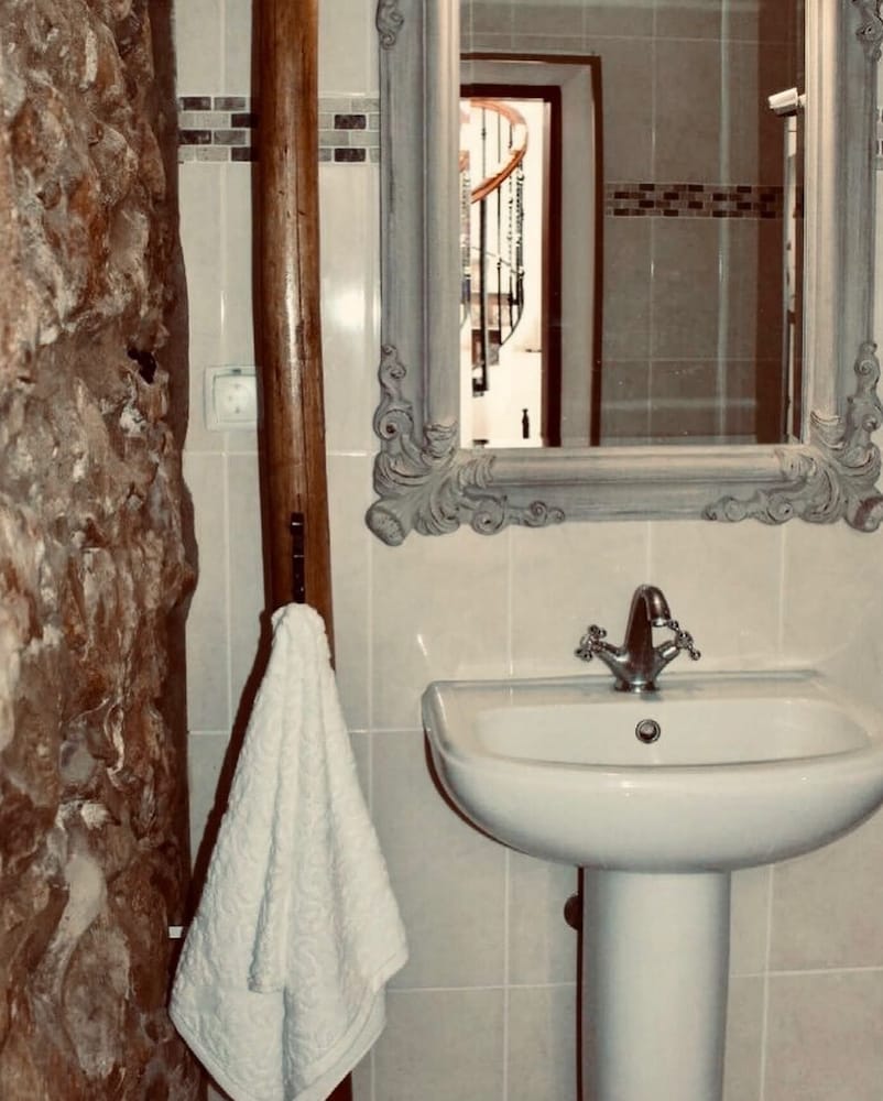 Cozy House Sleeps 2 With Pet Friendly Option