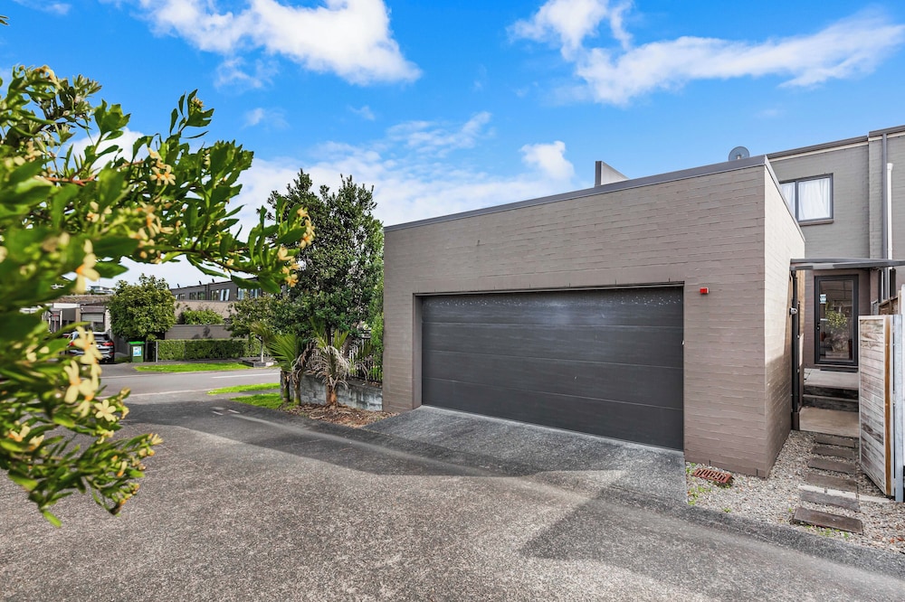 Comfy 4BR Home w/ Mt. Wellington View Zodiak Stays