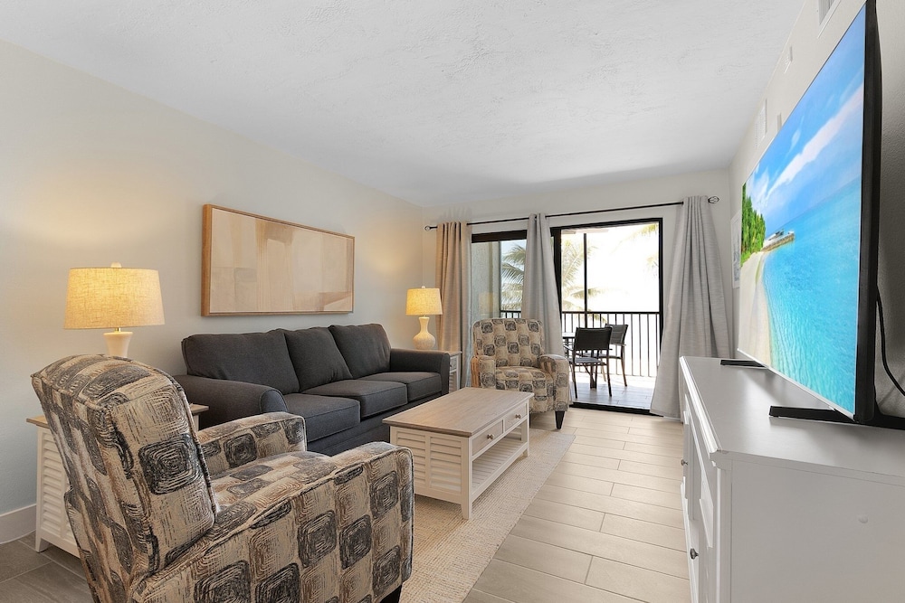 Seaside 209: Oceanview 2br/2ba Condo With Pool, Steps To Beach 2 Bedroom Condo