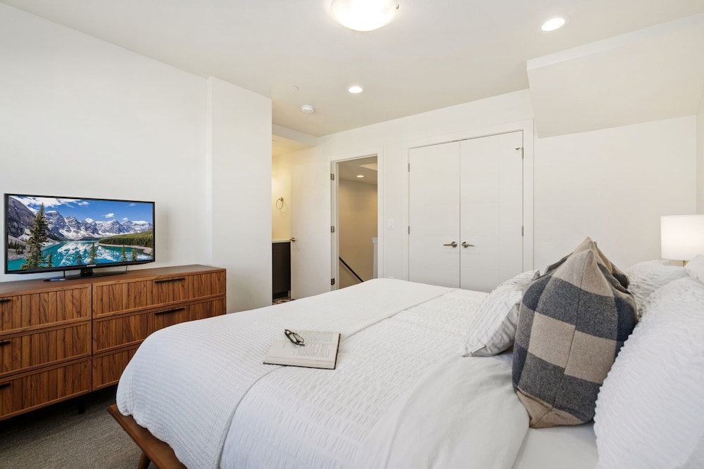 Mountain View Home w/ King Beds & Rooftop Deck