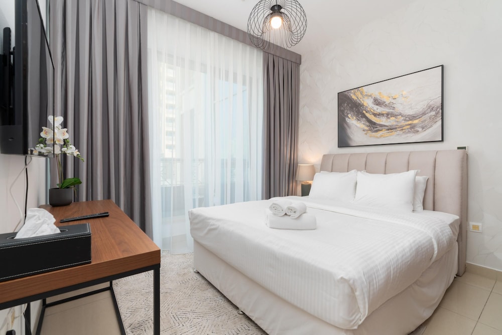 Luxury 2BR Downtown Apt With Burj Khalifa View