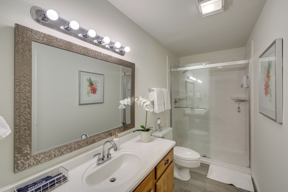 1 Mi to Boating: Pool-view Haven in Lake Hamilton!