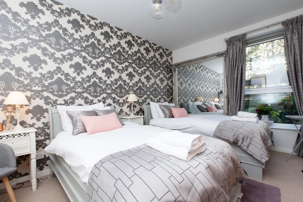 Holyrood Residence - Luxury Apartment With Parking