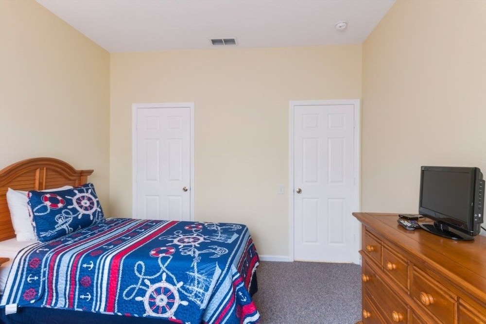 Modern Villa W/ South-facing Pool, Spa & Game Room Near Disney 3 Bedroom Villa