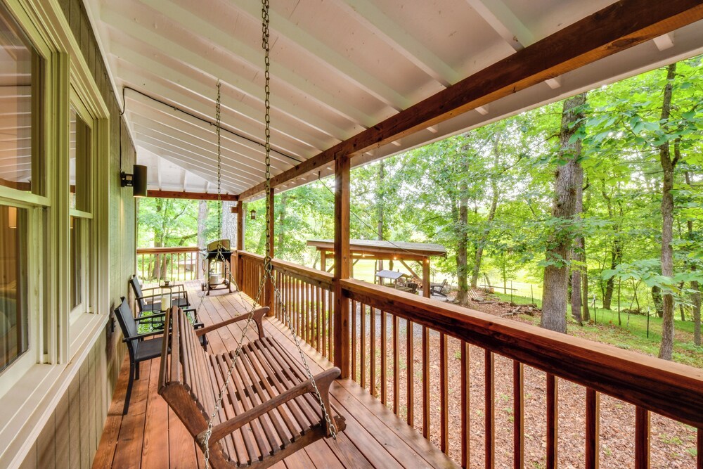 6 Miles to Helen: Cabin w/ Hot Tub & Views!
