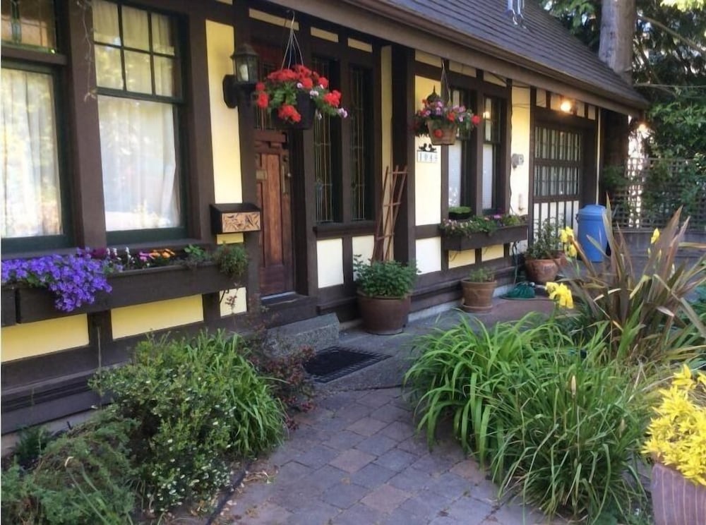 Hotel Tudor Cottage - Image 1