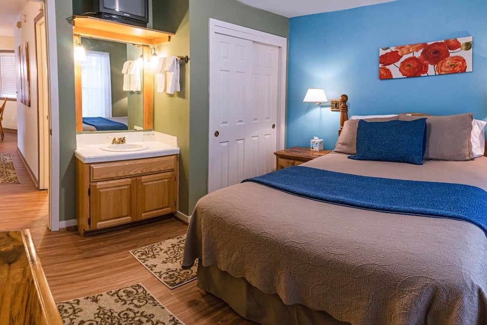 Ashland Vacations - Oak Lawn Cottage 1.5 Blocks to OSF - Property Image 2