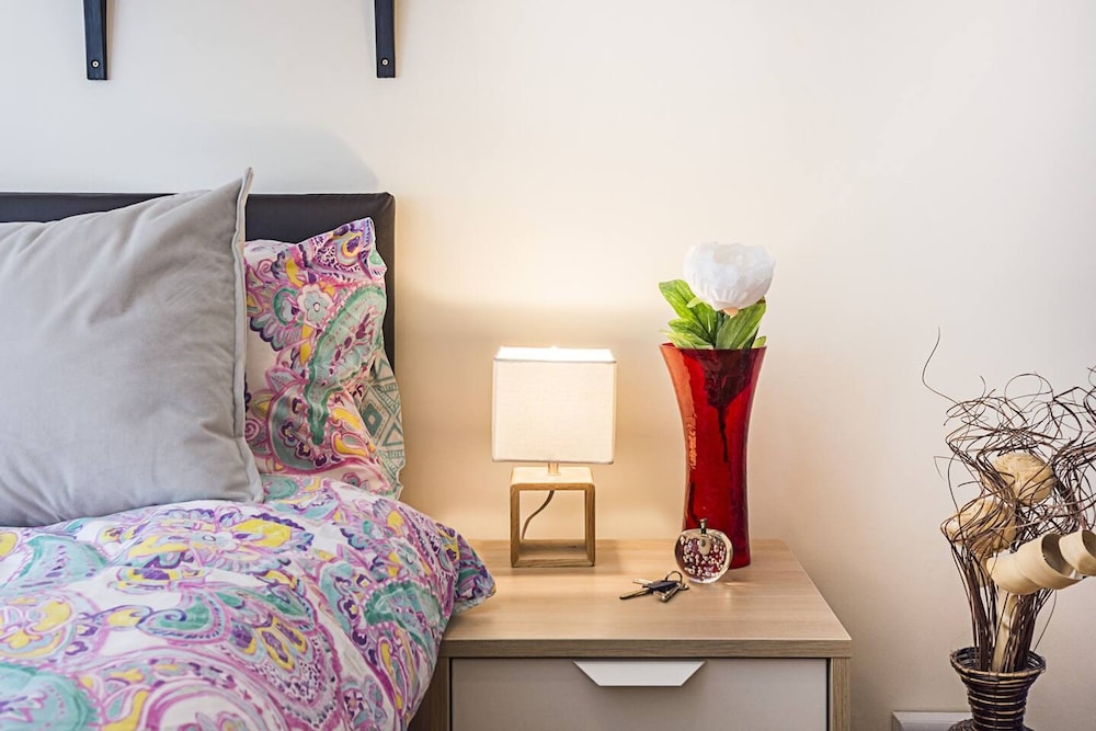 Private Homely Bedroom in Kensington R2