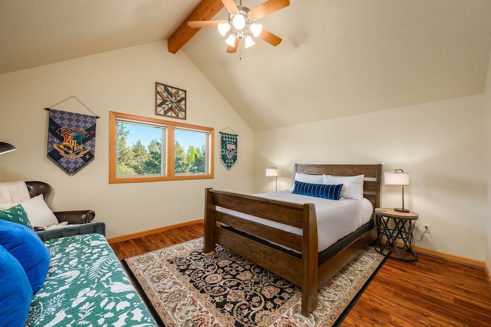 Family-Friendly Dara Oaks Home with Private Hot Tub and BBQ on the Deck by RedAwning