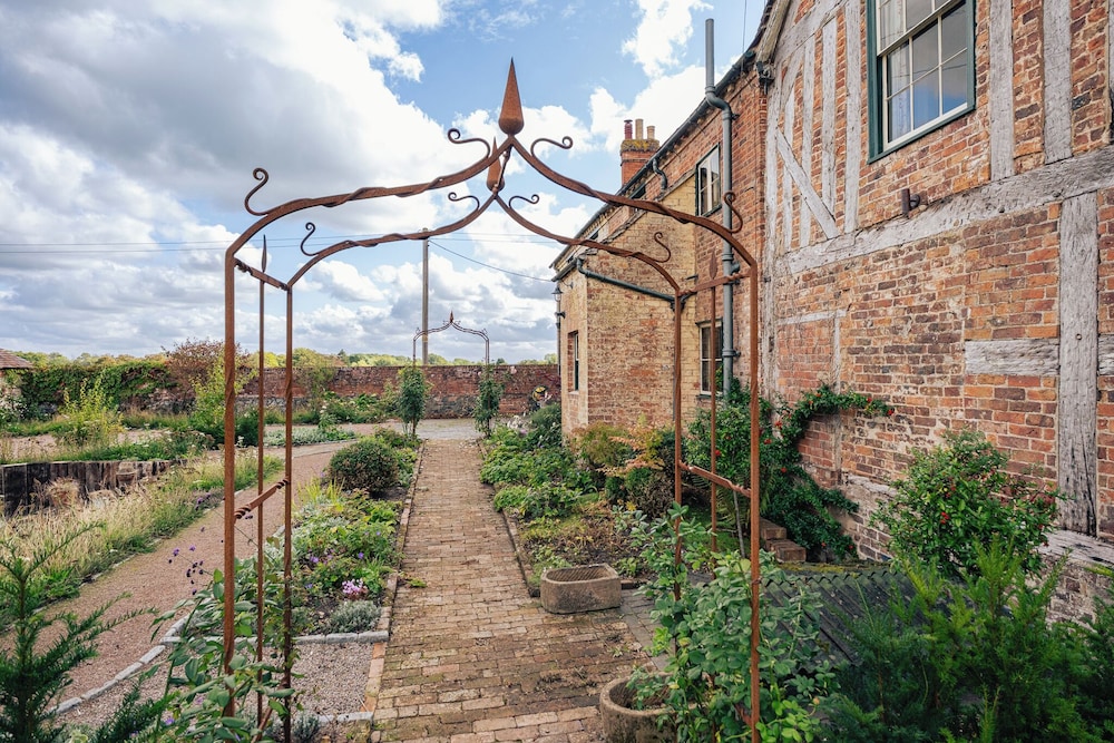 Stunning 4BD Home in Worcestershire
