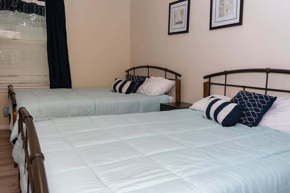 Open & Modern Pool #b Walk To Beach 2 Bedroom Condo