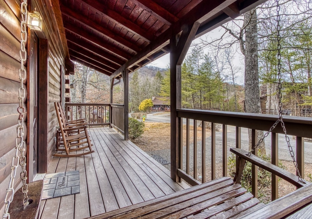 Er74 - Gerrald's Chalet - Great Location. Close To All The Action! 3 Bedroom Cabin by RedAwning view 2